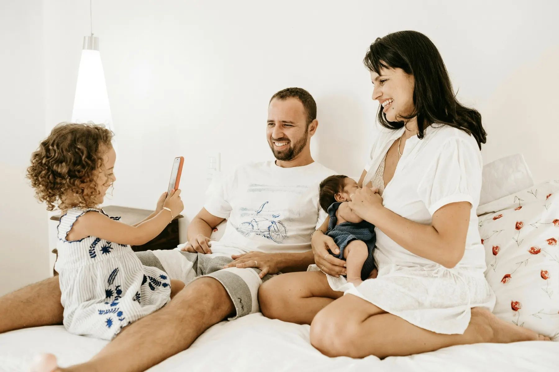 Familia disfrutando de su hogar climatizado con aire acondicionado