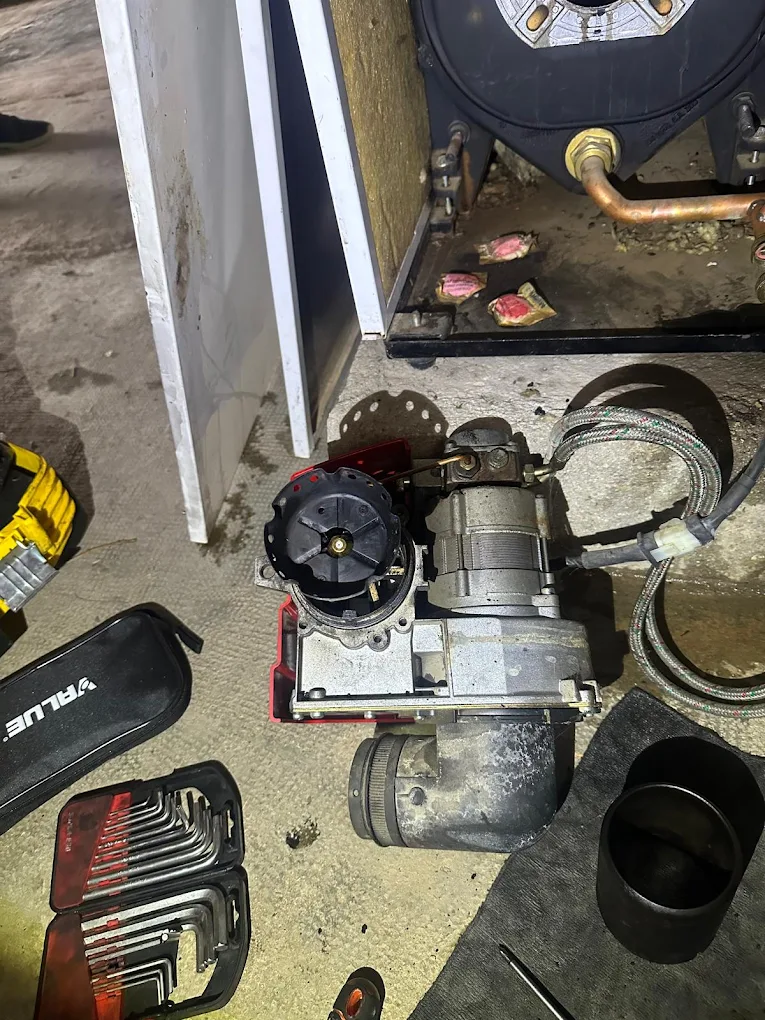 Cambio de quemador de caldera de gasoil desmontado para reparación