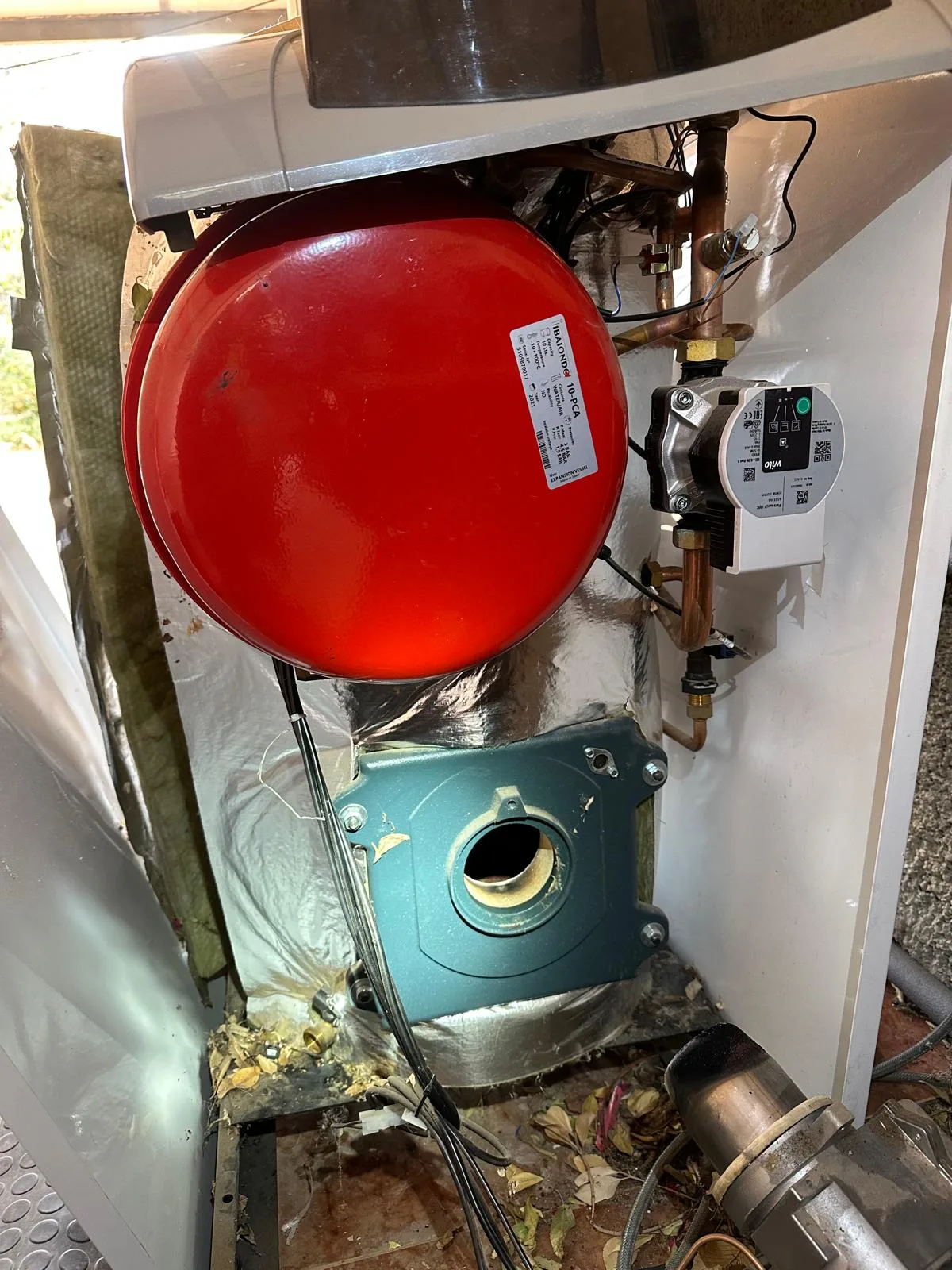 Interior de caldera de gasoil con vaso de expansión