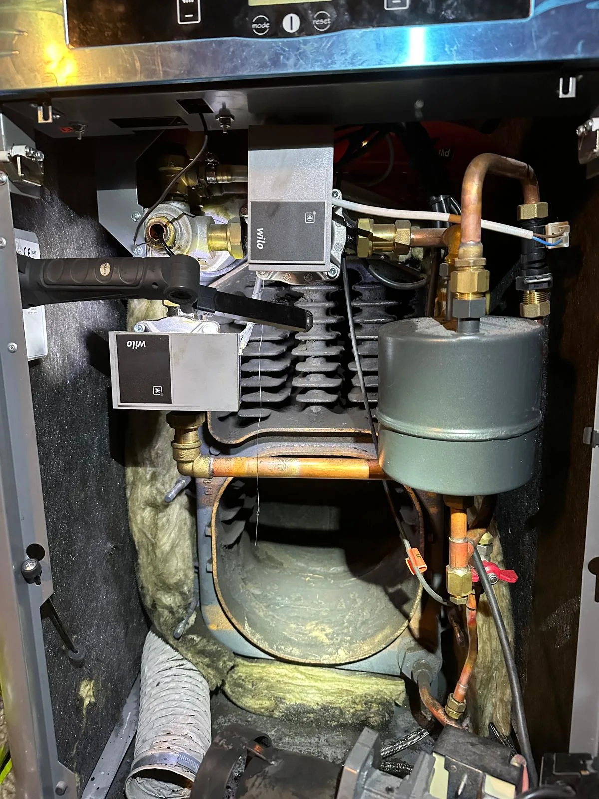 Revisión de componentes internos de caldera de gasoil: bomba y vaso de expansión