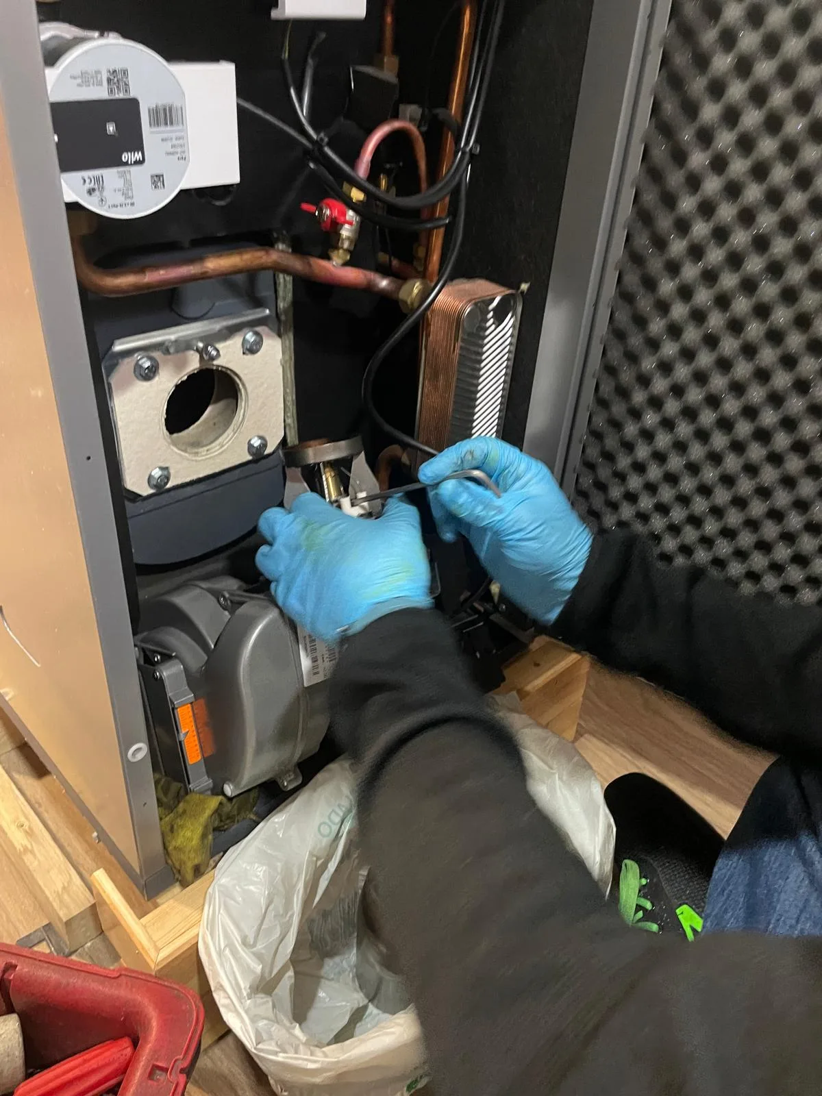 Técnico de Caldesoil reparando una caldera en Madrid